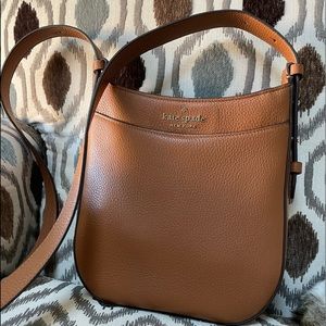 Kate Spade Crossbody k7306 Warm Gingerbread
10.75″h x 12.25″w x 5.25″d